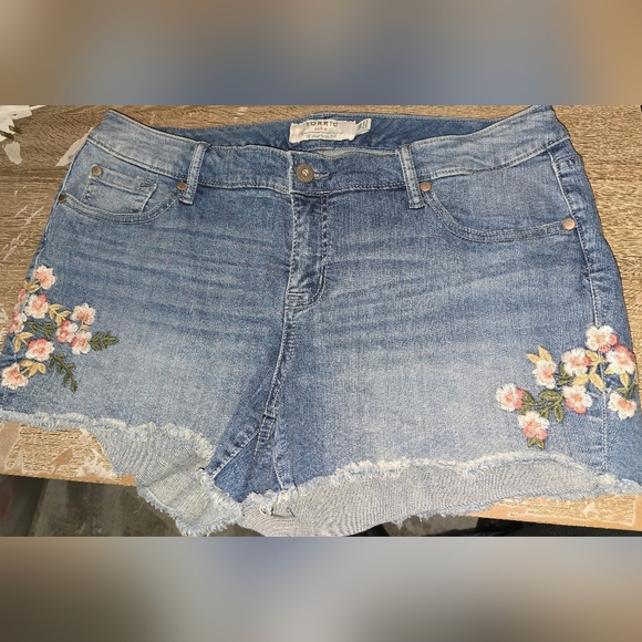 Torrid Floral Embroidered Cutoff Denim Stretch Jean Shorts Women's 14 14W or 1X - Picture 7 of 7